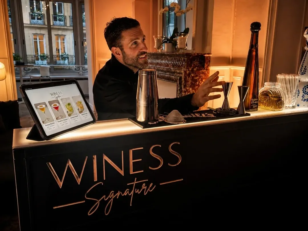 Bar mobile WINESS Signature installé dans un appartement parisien
